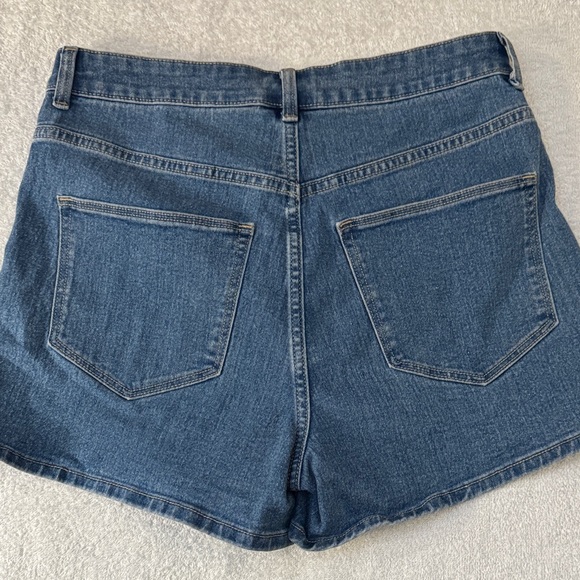 EUC H&M Classic High Waisted Jean Shorts size 8 with 3” inseam - Picture 4 of 6